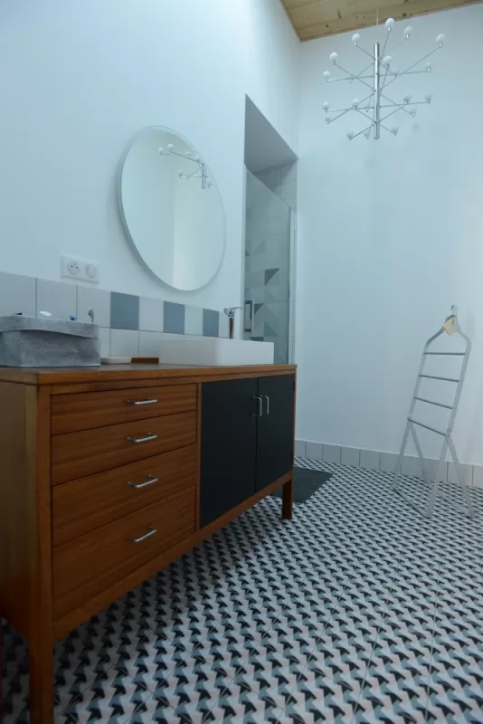 Transformation d'un ancien buffet en meuble vasque, Vanessa PINHEIRO, architecte