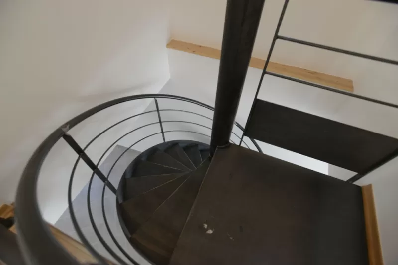 palier d'escalier colimaçon en acier sur mesure, Vanessa PINHEIRO, architecte
