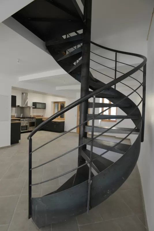 escalier en acier brut, Vanessa PINHEIRO, architecte