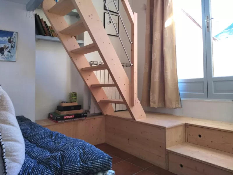 Escalier en bois pour accès mezzanine avec rangements intégrés, Vanessa PINHEIRO, architecte