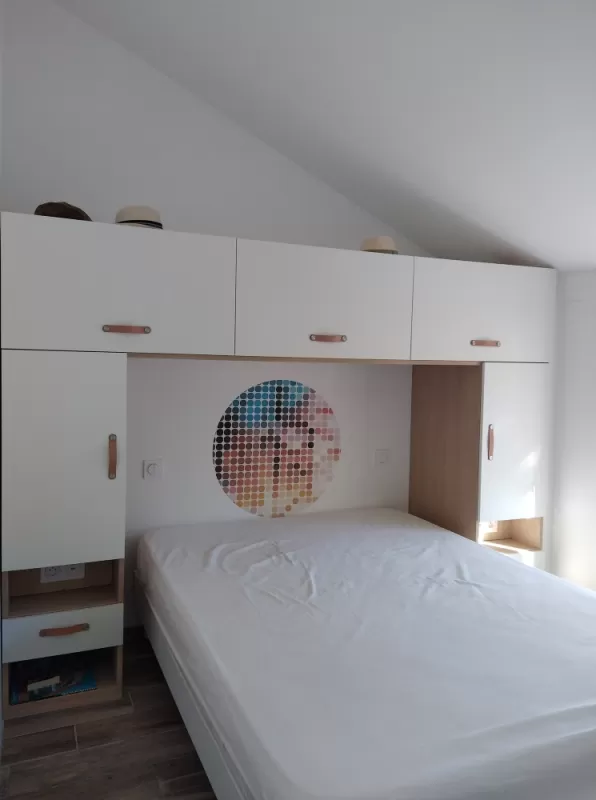 Meuble pont avec rangements intégrés en tête de lit, Vanessa PINHEIRO, architecte