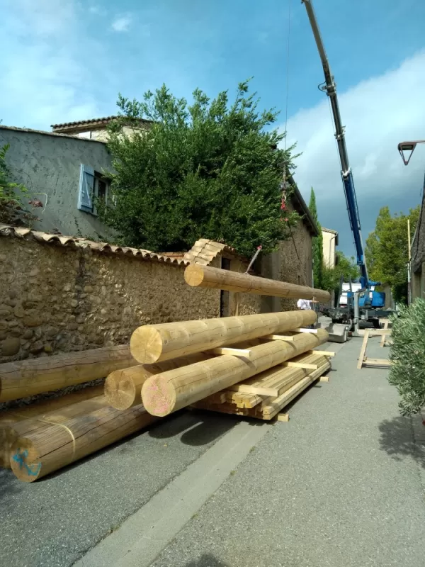 charpente approvisionnement de poutres rondes en sapin