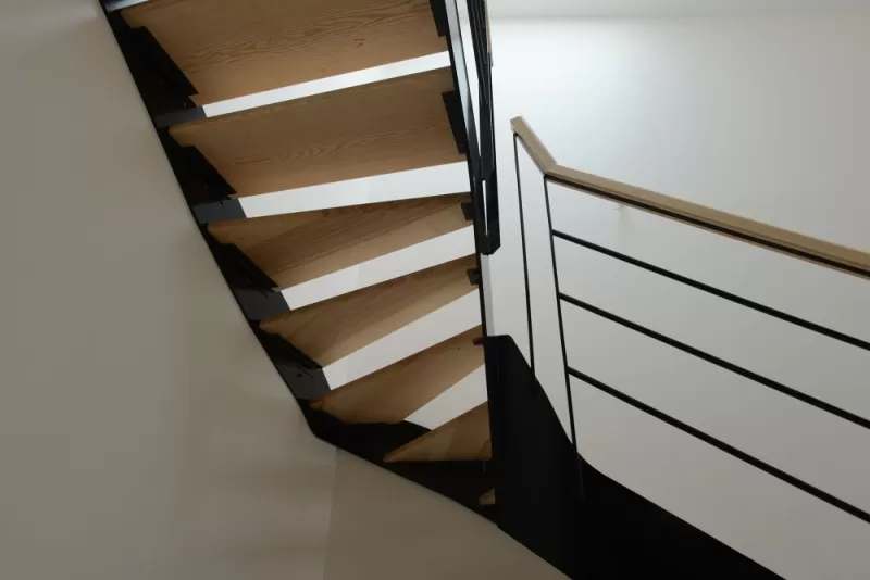Escalier en acier avec découpe laser, Vanessa PINHEIRO, architecte
