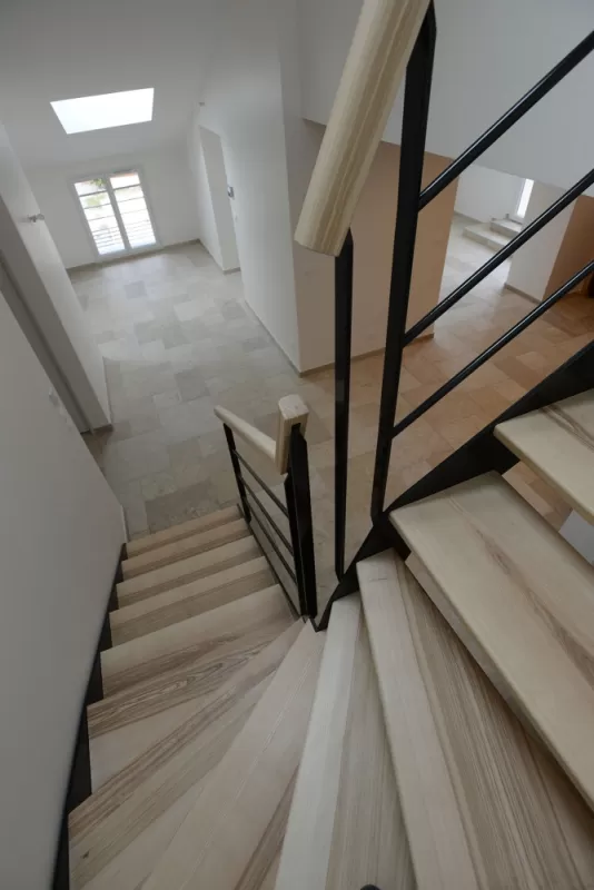 Détail escalier et garde corps en acier et bois, Vanessa PINHEIRO, architecte