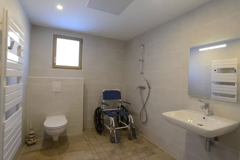 salle de bain PMR handicapé douche à l'italienne, Antonaves, Vanessa PINHEIRO, architecte d'intérieur