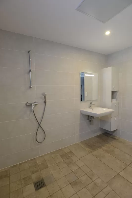 salle de bain PMR handicapé douche à l'italienne, Antonaves, Vanessa PINHEIRO, architecte d'intérieur