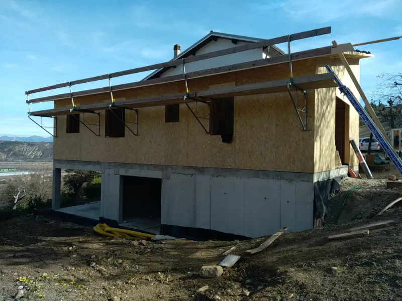 Extension en ossature bois sur garage semi enterré, Digne les Bains Vanessa Pinheiro