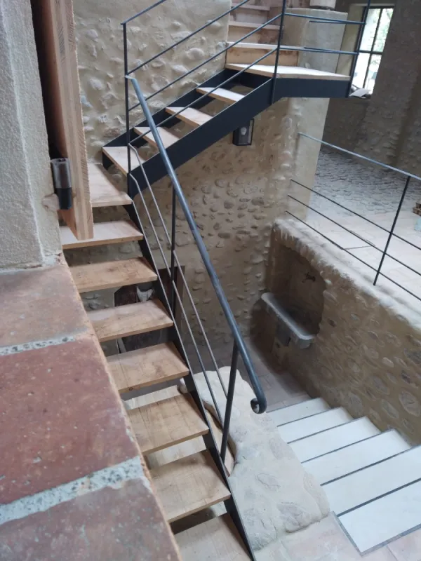 Jeu de matières acier ,bois terre cuite, pierre, Sisteron 04, Vanessa PINHEIRO