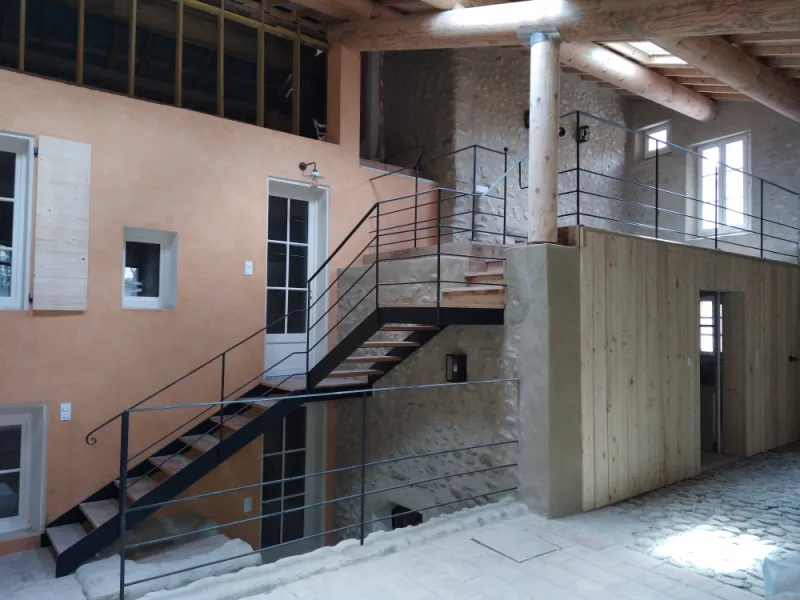 Jeu d'escaliers et de niveaux autour d'un puit interieur, Mison 04, Vanessa Pinheiro