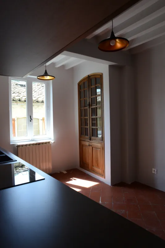 détournement d'une ancienne fenêtre en placard de cuisine