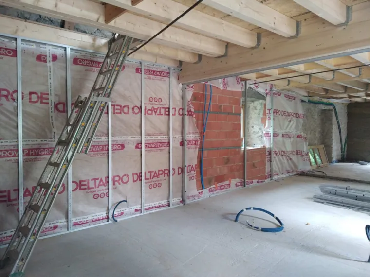 Gestion des remontées capilaires dans les murs: Isolation en laine de bois sur la contre cloison en brique, mise en place de pare vapeur