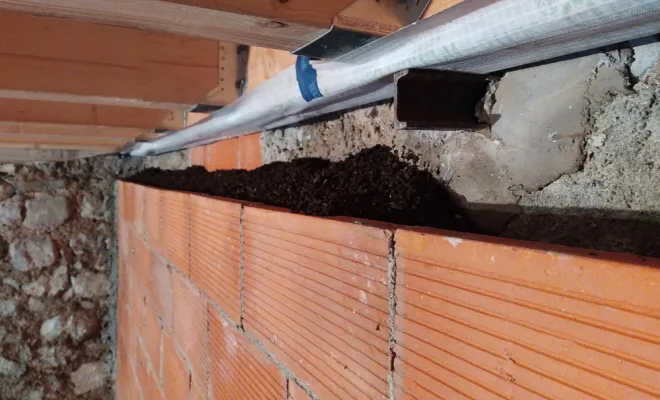Gestion de l'humidité des murs enterrés: utilisation de bille d'argile et de liège expansé entre le mur en pierre et la contre cloison en brique