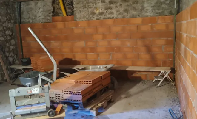 Isoler un mur enterré: montage d'un mur en brique, le vide sera isolé en matériau résistant à l'humidité