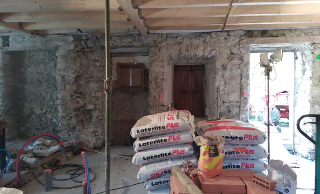 Préparation des murs enterrés: ils sont purgés, projection d'un gobetis à la chaux, la dalle est drainée grace à un herrisson ventilé