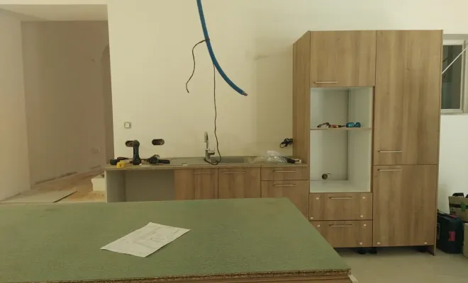 Chateauneuf de Chabre, montage de la cuisine sur mesure dans la partie extension, Laragne-Montéglin, Vanessa PINHEIRO